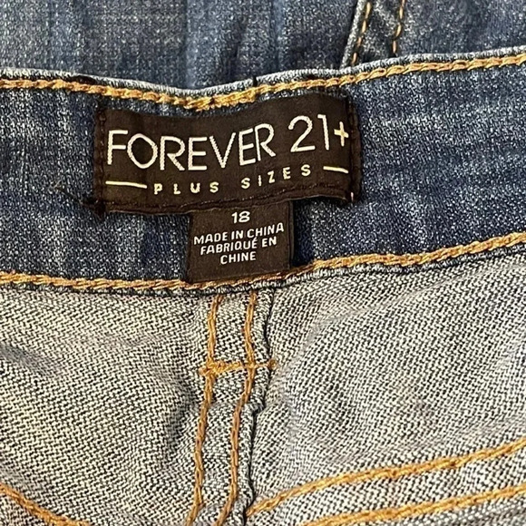 FOREVER21+ distressed jeans with studded detail. Cotton/spandex blend.
Size: 18 - Picture 4 of 12